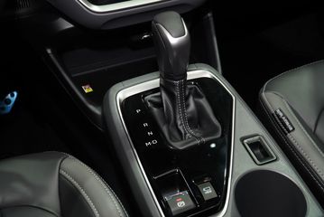 Cần số Subaru Crosstrek 2025 vẫn giữ thiết kế truyền thống và được bọc da cao cấp