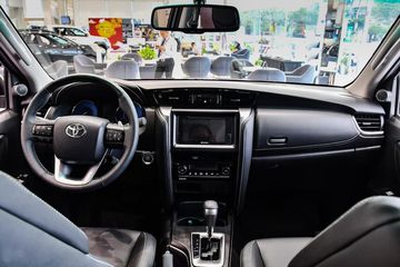 Tổng quan khoang lái của Toyota Fortuner 2023 với các trang bị tiện nghi