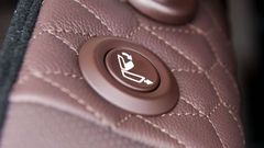 Nút gập hàng ghế thứ 2 của Hyundai SantaFe 2022