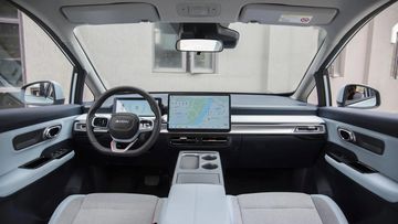 Khoang lái AION Y Plus 2025 đậm chất công nghệ với các màn hình điều khiển kỹ thuật số hiện đại