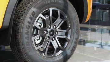 Mẫu bán tải Ranger Wildtrak lăn bánh trên “dàn chân” là bộ la zăng 18 inch thiết kế đa chấu hoàn toàn mới đi cùng bộ lốp 255/70R18