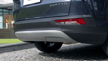 Cản sau Hyundai Custin 2024 có thiết kế liền lạc và khỏe khoắn