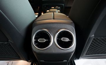 Hệ thống điều hòa của xe là dạng THERMOTRONIC 2 vùng độc lập, có cửa gió cho hàng ghế sau