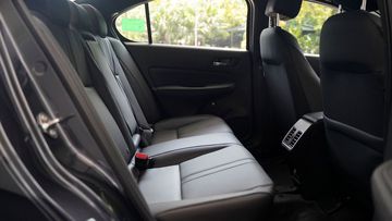 Hàng ghế thứ hai trên Honda City 2024 đều được trang bị 3 tựa đầu