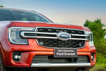 Đầu xe Ford Everest 2022 tạo điểm nhấn ấn tượng với mặt ca-lăng dạng tổ ong được viền mạ chrome, vừa sang trọng, vừa cứng cáp.