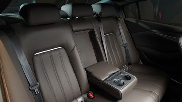 Không gian trên Mazda 6 hoàn toàn đủ rộng rãi cho cả hai hàng ghế