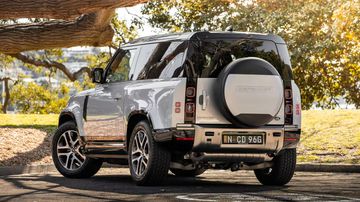 Đuôi và hông xe Land Rover Defender 2024 là sự hài hòa giữa mềm mại và vững chắc