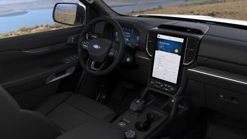 Màn hình có giao diện điều khiển trực quan và đẹp mắt đặc trưng của hệ điều hành SYNC 4 cùng các chuẩn kết nối điện thoại thông minh phổ biến là Apple Carplay và Android Auto.