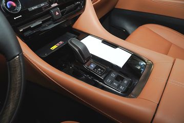 Cần số Toyota Alphard 2025 cũng được thiết kế gọn gàng và điều khiển điện tử hiện đại