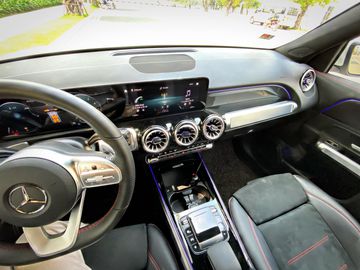 Mercedes GLB 2023 sở hữu màn hình cảm ứng trung tâm kích thước 10.25 inch có độ phân giải cao