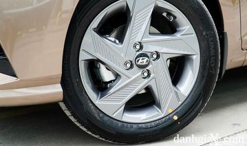 Bản Đặc biệt sở hữu la-zăng “nhỉnh” hơn 1 inch kết hợp cùng bộ lốp 195/55R16