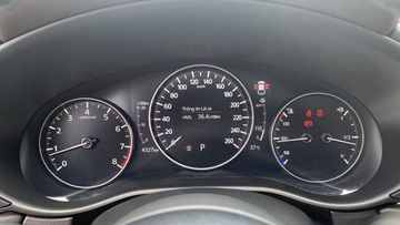 Phía sau tay lái là cụm đồng hồ dạng 3 khoang truyền thống với kiểu hiển thị analog cùng màn hình LCD 7 inch ở trung tâm