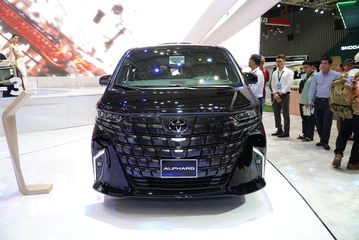 Mặt ca lăng Toyota Alphard 2025 vẫn giữ thiết kế to bản nhưng mở rộng hơn trước