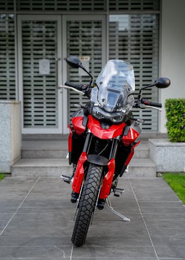 Tấm kính chắn gió trong suốt với mức điều chỉnh kính lên xuống 50mm linh hoạt của Triumph Tiger 850 Sport 2023