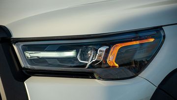 Đèn pha Toyota Hilux 2024 là loại LED projector khá hiện đại