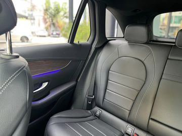 Phiên bản 4MATIC sử dụng ghế ngồi bọc da thật