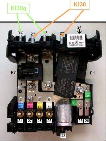 Pre Fuse Box trên Mercedes với cấu tạo nhiều cầu chì tổng bên trong, mỗi cái đảm nhận 1 khu vực