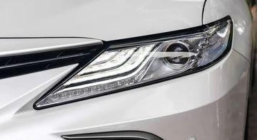 Cụm đèn pha trên tất cả các phiên bản Toyota Camry 2023 thể hiện đẳng cấp vượt trội với dạng bi-LED projector đồ họa tách dải xếp tầng vô cùng đẹp mắt