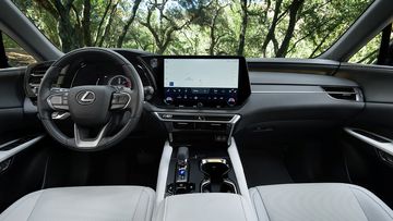Nội thất Lexus RX 2023 áp dụng ý tưởng thiết kế Tazuna và đề cao tinh thần hiếu khách Omotenashi