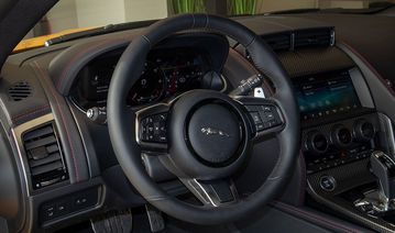 Ngay tại vị trí lái là vô lăng 3 chấu bọc da thể thao, được tích hợp các nút bấm chức năng tiện lợi