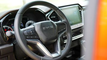 Vô lăng phiên bản Hi-Lander và Type Z đều được bọc da thêu chỉ nối khá lịch lãm