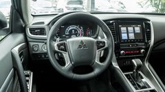 Mitsubishi Pajero Sport 2024 được trang bị vô lăng thể thao 4 chấu nam tính, hỗ trợ điều chỉnh 4 hướng