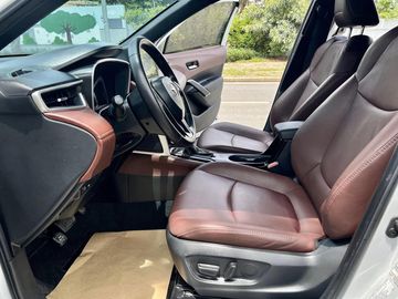 Hàng ghế trước trên Toyota Corolla Cross 2023 sở hữu phần tựa đầu to bản, tựa lưng tạo khối giúp nâng đỡ tốt
