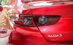 Cụm đèn hậu trên Mazda3 2021 nổi bật với 2 viền LED tròn