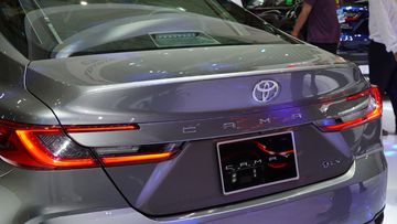 Toyota Camry 2025 tiếp tục trang bị cánh gió ẩn liền với thân xe, mang đến nét thể thao cho đuôi xe