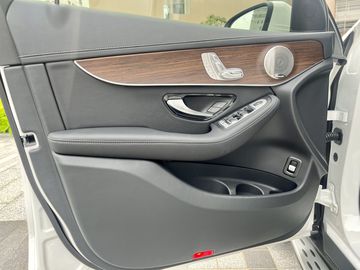 Bản 4MATIC được trang bị dàn âm thanh vòm Burmester 13 loa cho chất lượng sống động hơn