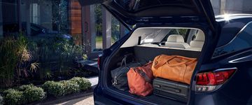 Khoang hành lý của Lexus 450h 2024 rộng rãi giúp hành khách để đồ thoải mái