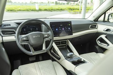 Trang trí bên trong BYD ATTO 2 cũng khá đơn giản, hướng đến sự hiện đại, cao cấp