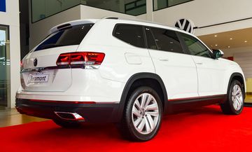 Đuôi xe Volkswagen Teramont 2023 dễ khiến người dùng liên tưởng đến mẫu Land Cruiser nhà Toyota
