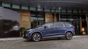 Thân xe Hyundai Custin 2024 sở hữu những đường gân dập nổi tinh tế