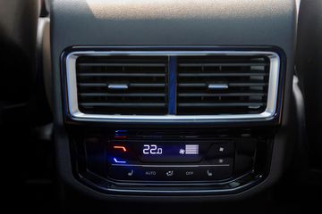 Volkswagen Teramont X có phần nhỉnh hơn với điều hòa tự động 3 vùng độc lập, đi kèm lọc không khí PM2.5