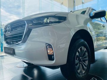 Ống đèn pha cách điệu hình trụ viền LED, giúp “gương mặt” của BT-50 thêm phần ấn tượng