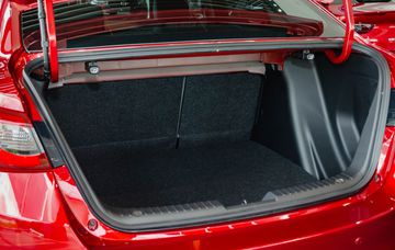Dung tích khoang hành lý của Mazda2 2022 là 440L, khá dư dùng cho cả 5 hành khách trên xe