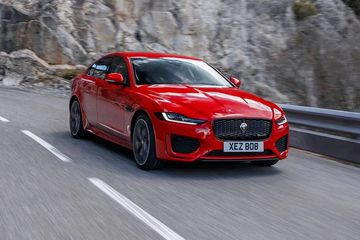 Jaguar XE 2023 sở hữu một danh sách an toàn thông minh với các tính năng tân tiến 