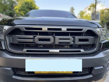 Nhìn từ phía trước, đầu xe Ford Ranger Raptor 2023 nổi bật với lưới tản nhiệt tạo hình chữ “FORD” có 1 không 2 độc đáo