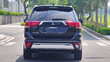 Ở phía sau Mitsubishi Outlander 2024 tiếp tục là thiết kế đầy đặn và chắc chắn