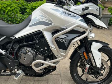 Triumph Tiger 900 GT Pro 2023 cũng được Triumph trang bị bộ vành nhôm đúc chắc chắn