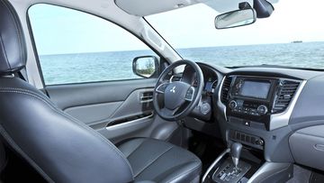 Mitsubishi Triton 2015 có hệ thống giải trí DVD tích hợp màn hình cảm ứng 6.1-inch