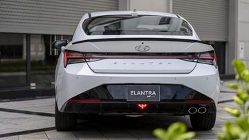 Khu vực cản sau trên Elantra 2024 bản N-Line được ốp nhựa đen bóng to bản, ôm trọn lấy cặp đèn phản quang