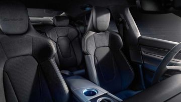 Ghế ngồi trên Porsche Taycan 2024 được bọc chất liệu thân thiên môi trường