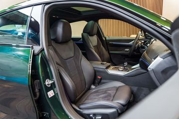 Các tính năng dành cho ghế lái được trang bị đầy đủ nhằm mang đến cho người điều khiển tư thế thoải mái nhất