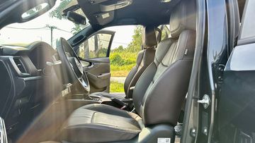 Ghế ngồi ở 2 phiên bản cao cấp được bọc da êm ái, ghế lái hỗ trợ chỉnh điện 8 hướng