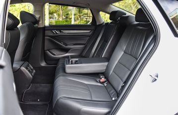 Hàng ghế sau trên Honda Accord 2023 cũng đặc biệt thoải mái với khu vực để chân rộng 102 cm