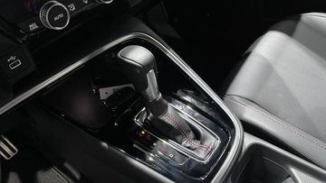 Khu vực cần số cũng bố trí tương tự như “đàn anh” Honda CR-V