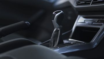 Khu vực cần số được thiết kế khá đơn giản với tay nắm cần số bọc da và mạ bạc