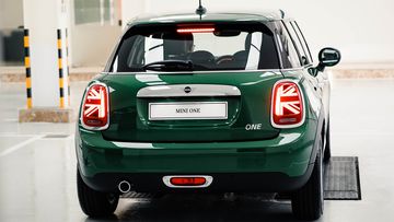 Phần đuôi xe MINI One 2024 mang thiết kế cổ điển